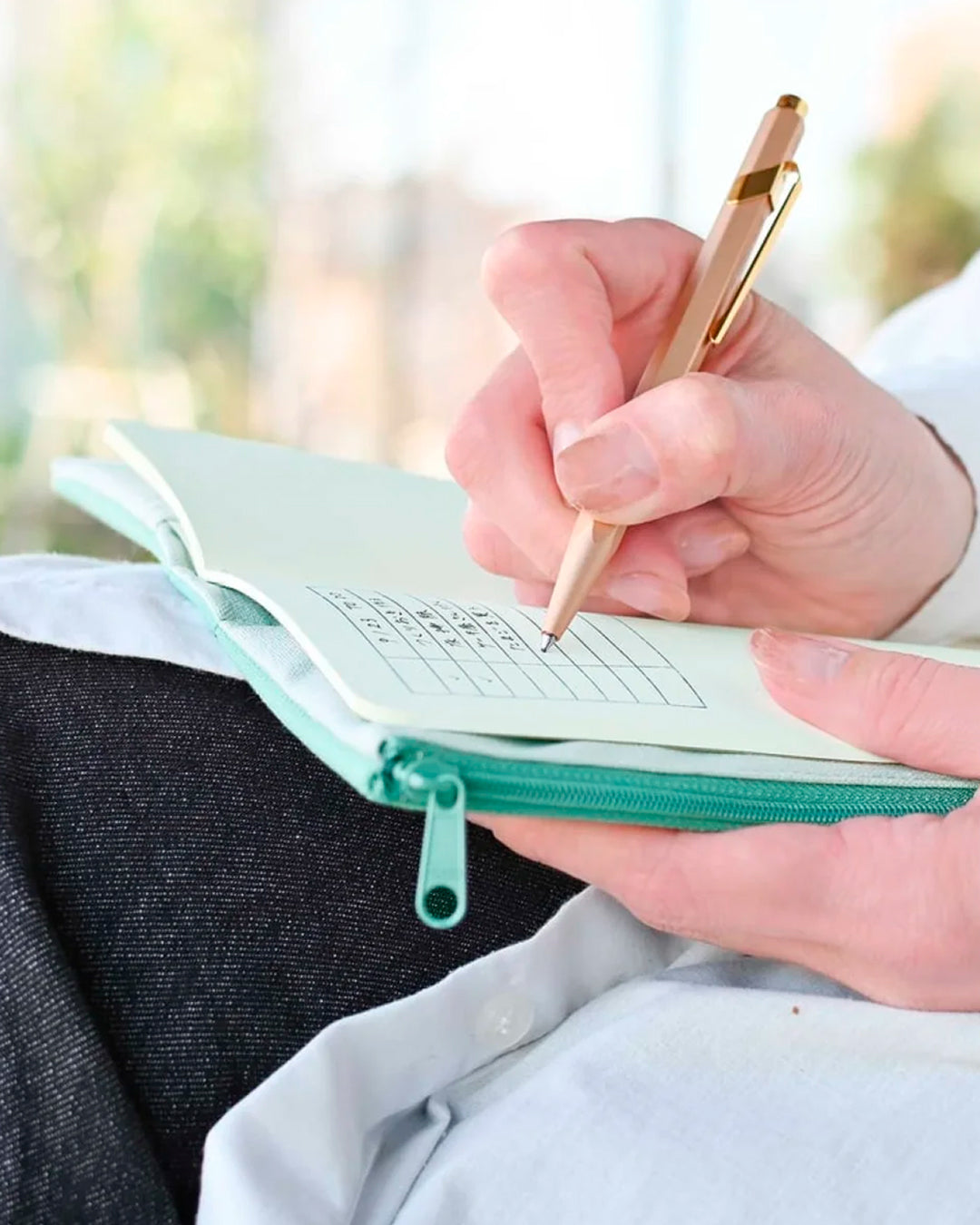 The Canvas Cover is a folding stationery pouch with a zipper compartment and internal sleeve for inserting 1 notebook cover. There are 3 additional pockets on the exterior for slim stationery tools such as pens or a ruler.