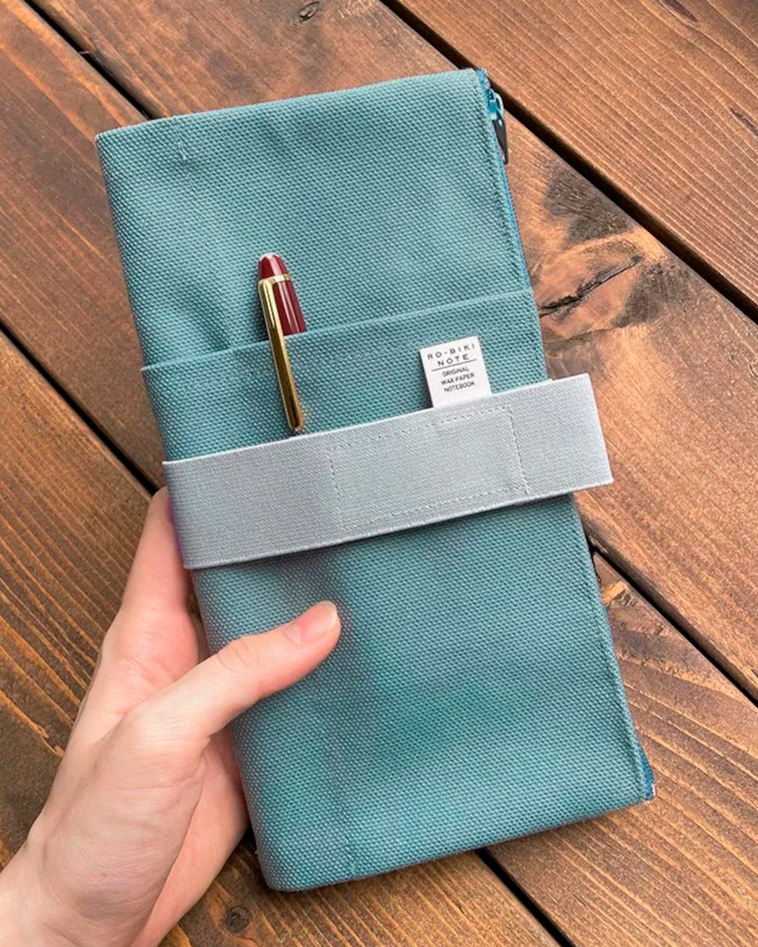The Canvas Cover is a folding stationery pouch with a zipper compartment and internal sleeve for inserting 1 notebook cover. There are 3 additional pockets on the exterior for slim stationery tools such as pens or a ruler.
