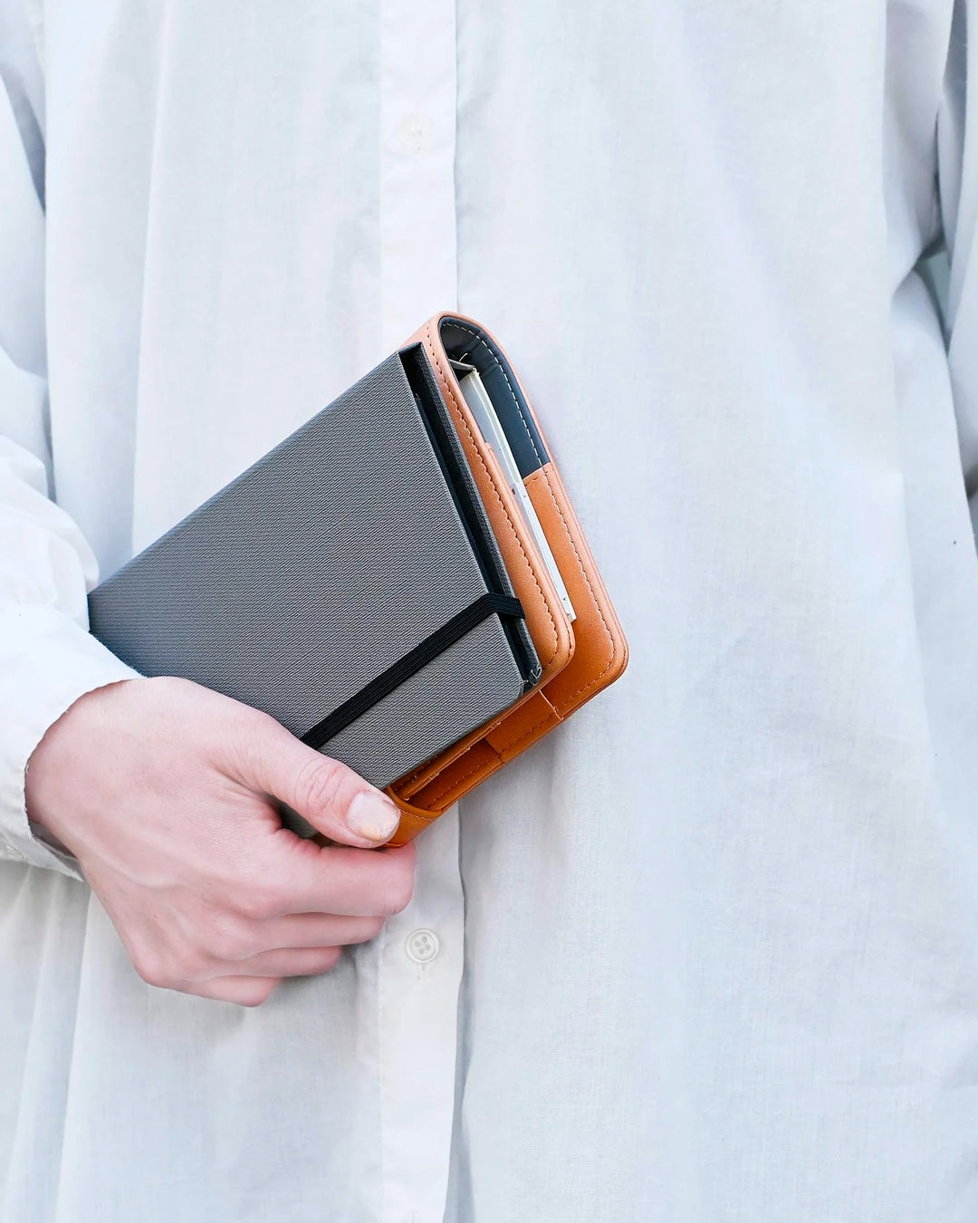 The Bullet Jotter by Yamamoto Paper is a modular note-taking system comprising an outer cover jacket with internal space to hold 2 bullet paper pads. 