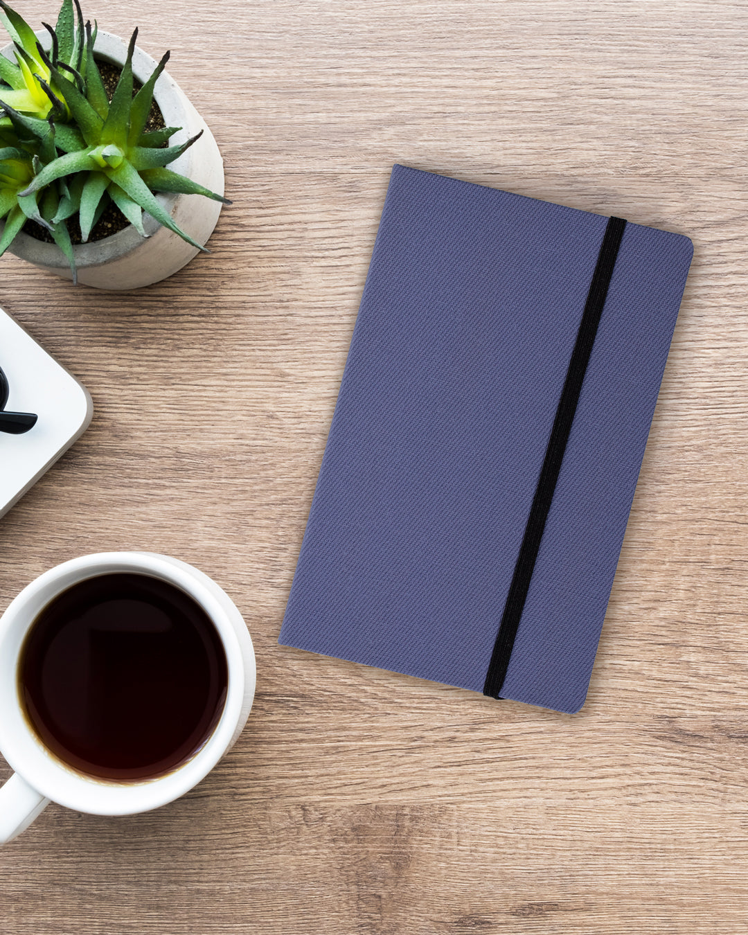 The Bullet Jotter by Yamamoto Paper is a modular note-taking system comprising an outer cover jacket with internal space to hold 2 bullet paper pads. 