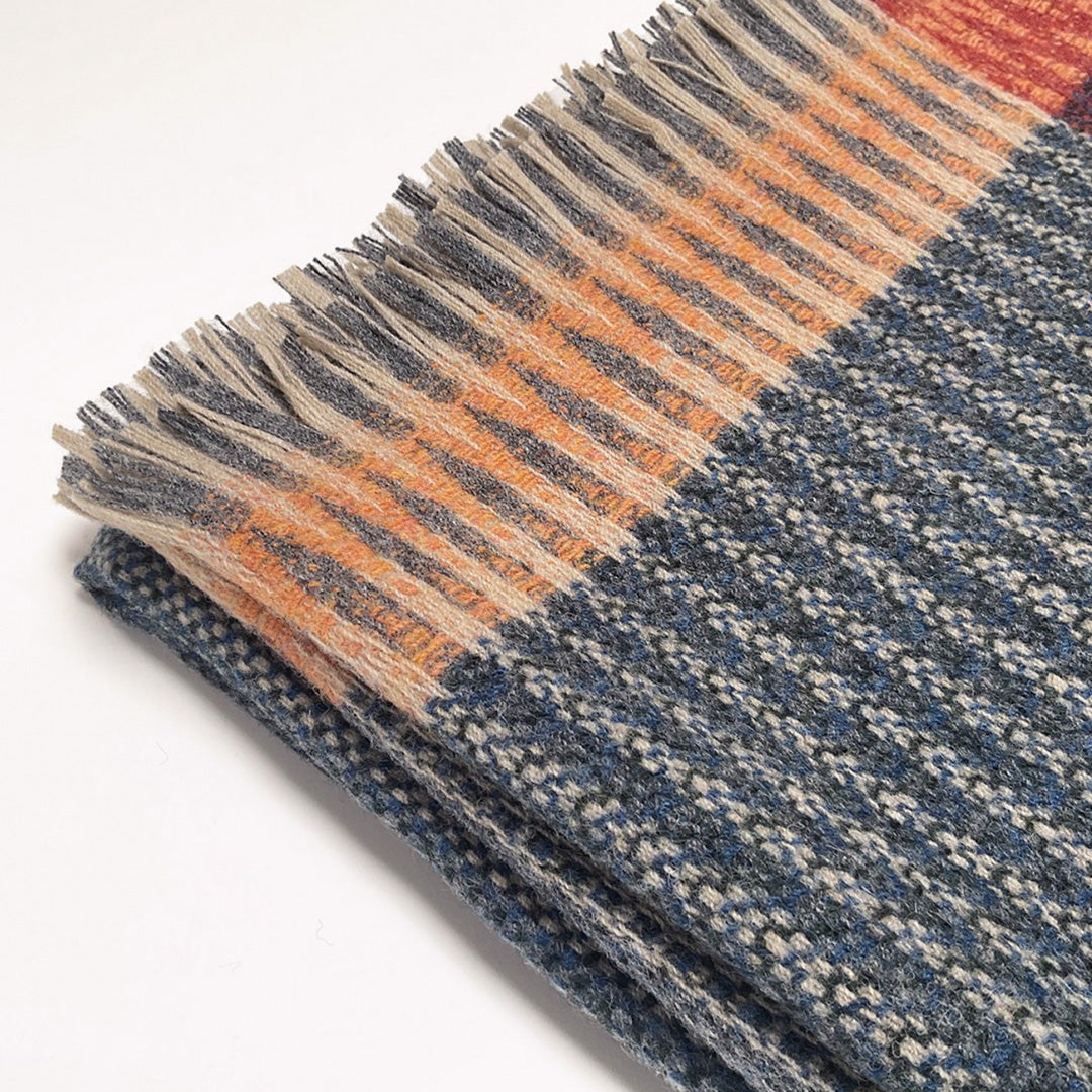 The Cairngorm Tweed Throw by Wallace and Sewell portrays the timeless beauty of Shetland wool craftsmanship. This particular throw features a harmonious blend of denim and rosemary green, set against the paler colours of the warp, creating a rich tapestry of structure and pattern.