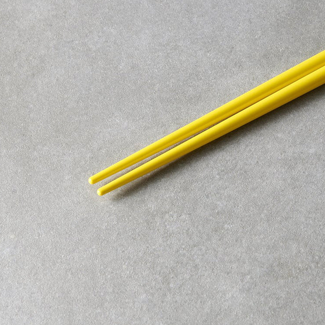 Canary Yellow lacquerware finish with white accent chopsticks from Made in Japan. This Chopstick collection is designed and made at the Zumi workshop in Fukui prefecture, Japan. This region of Japan has a 1500-year-old history of crafting with Lacquer.&nbsp;