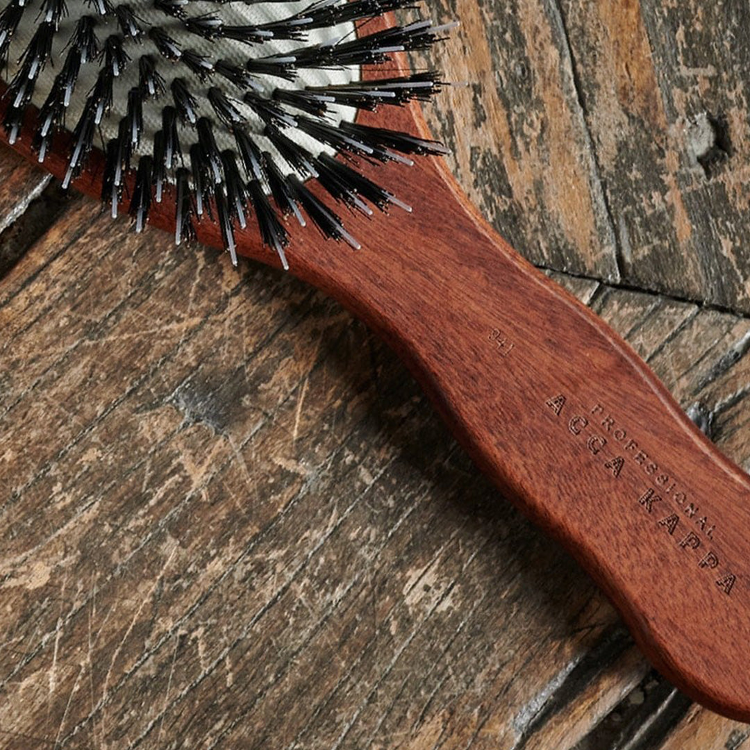 The Classic Oval Brush with Mixed Bristles from Acca Kappa is a reflection of the brand's dedication to quality and tradition in haircare. Crafted from hand-finished Kotibé wood,