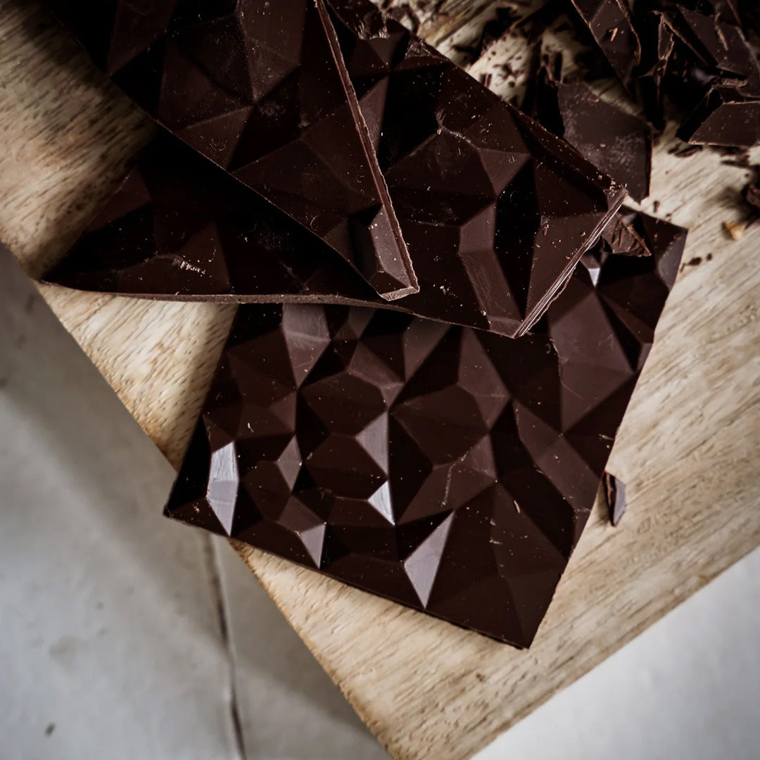 Coffee Break 52% dark milk chocolate bar with cinnamon and coffee, by Swedish craft chocolate company Svenska Kakao.
