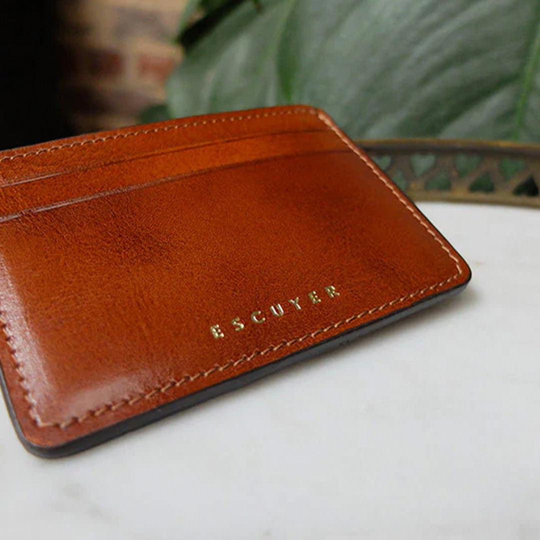 A slim and stylish cardholder from Escuyer, in Cognac brown leather. The cardholder is handmade by Portuguese artisans, using vegetable-tanned leather from a tannery in Tuscany, Italy.