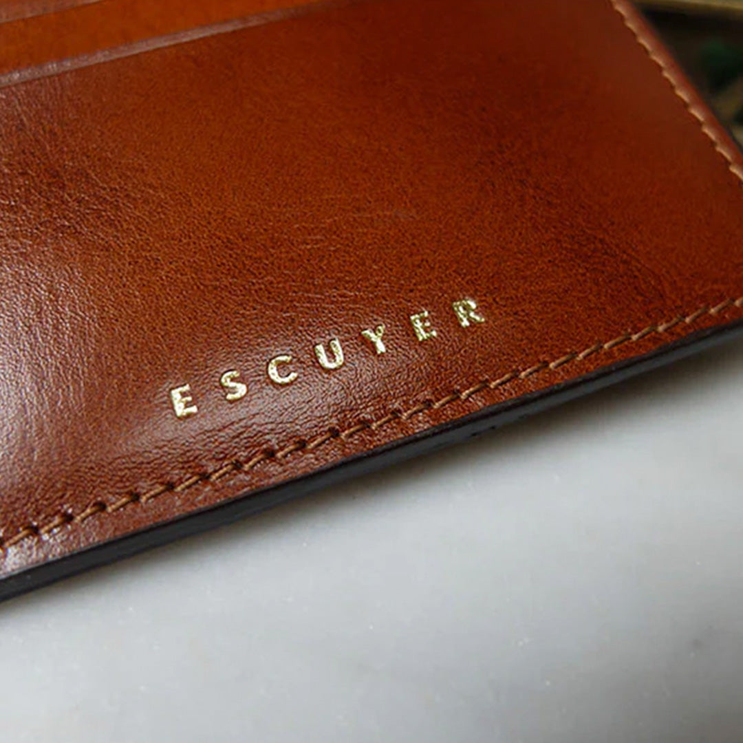 A slim and stylish cardholder from Escuyer, in Cognac brown leather. The cardholder is handmade by Portuguese artisans, using vegetable-tanned leather from a tannery in Tuscany, Italy.