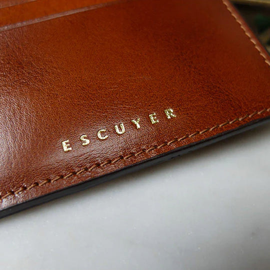 A slim and stylish cardholder from Escuyer, in Cognac brown leather. The cardholder is handmade by Portuguese artisans, using vegetable-tanned leather from a tannery in Tuscany, Italy.