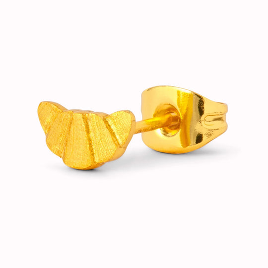 The Croissant gold-plated earring from Lulu Copenhagen.