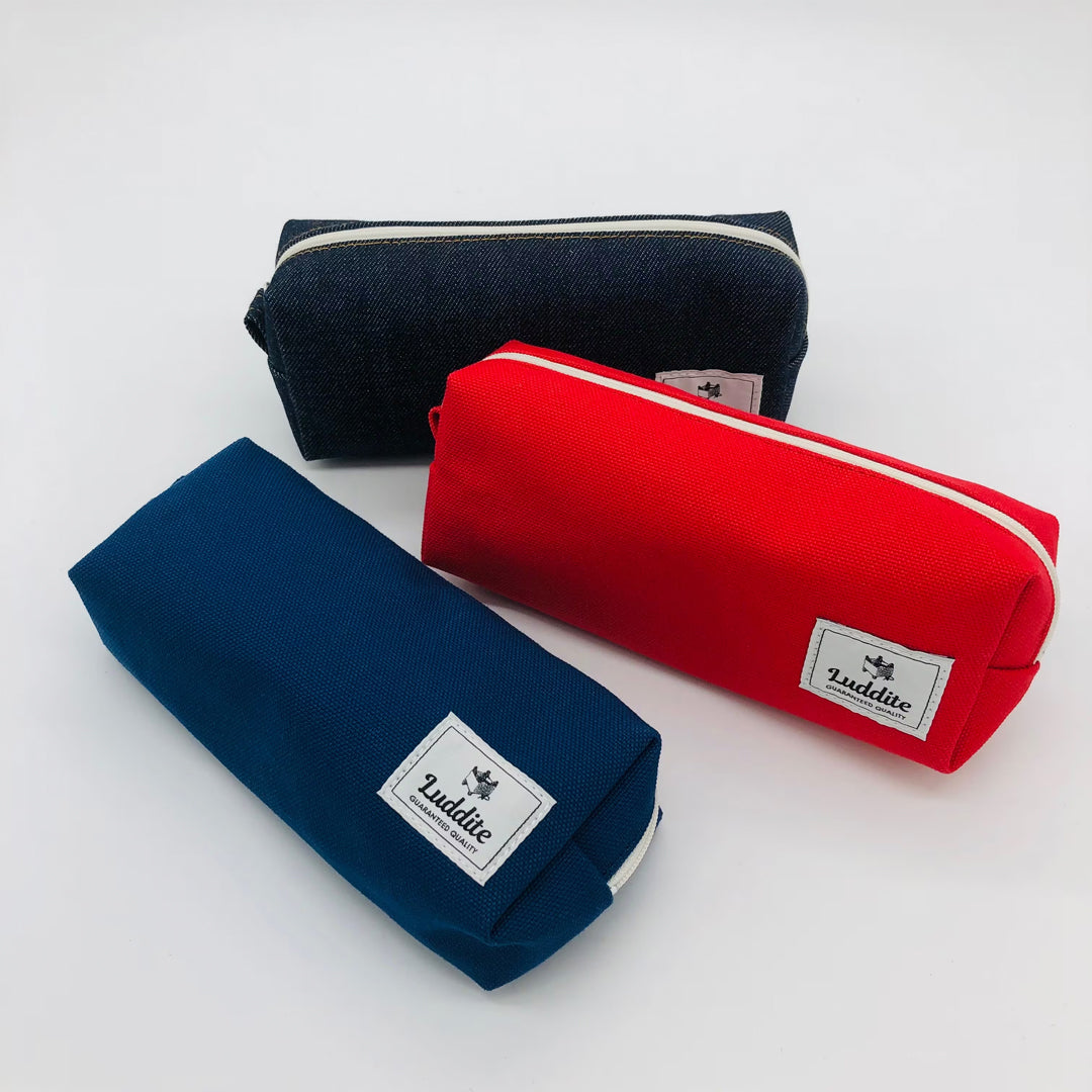 durable and tactile pencil case features a zipper along the length of the pencil case allows easy access to the items inside. The large cube shaped pen case is ideal for storing all your stationery