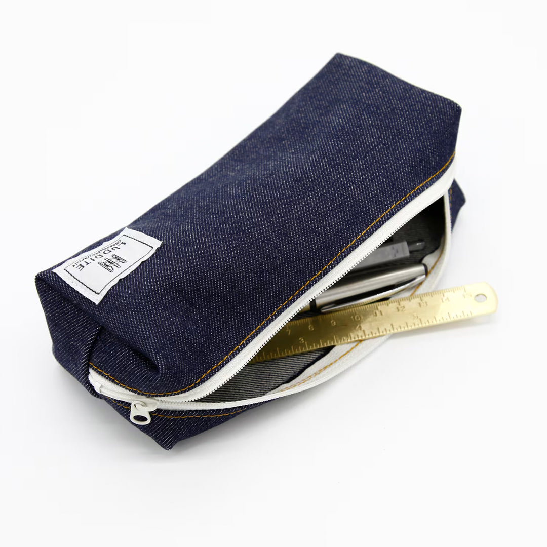durable and tactile pencil case features a zipper along the length of the pencil case allows easy access to the items inside. The large cube shaped pen case is ideal for storing all your stationery