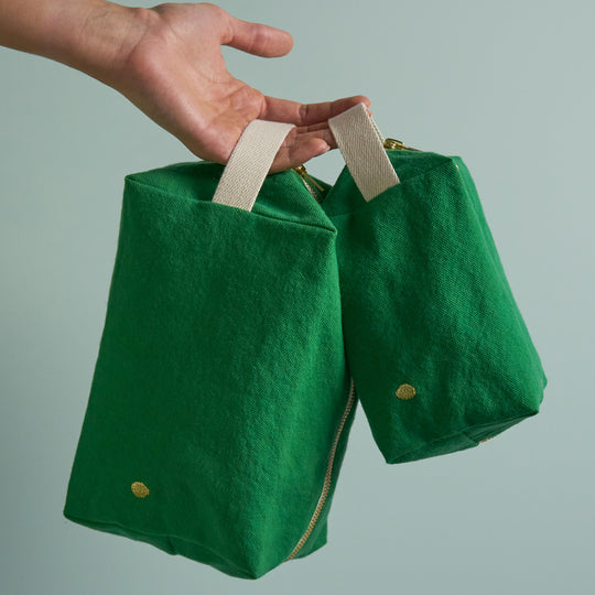 The medium Pouch Cube in Gazon / Grass Green from French brand is a very practical and stylish travel wash or makeup bag. 