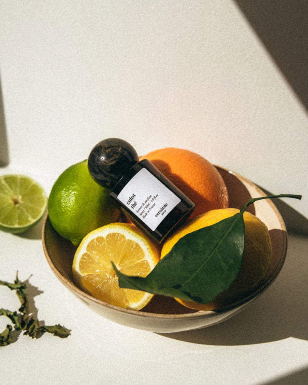 This is a Neo Jasmine, reworked into an evolving tea with a scent of jasmine floral, apricot skin with very fresh spicy notes (ginger, garlic, wasabi), contrasted by sweet and zesty notes (mandora, bergamot)
