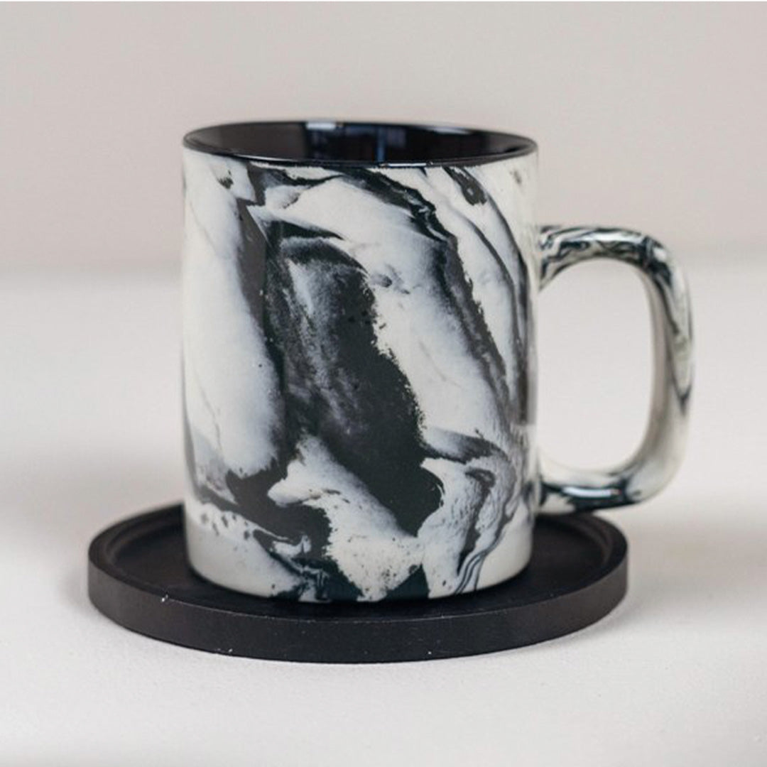 Lifestyle image, Black & White marbled gloss glaze mug from Dutch company Kinta