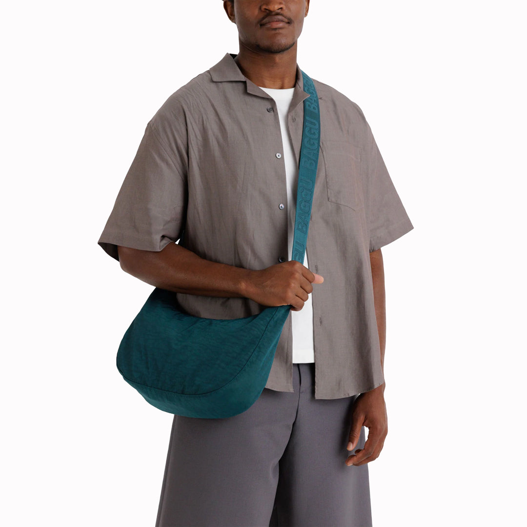 The Medium Crescent Bag in Deep Sea from Baggu is a stylish and versatile accessory that can complement any outfit.