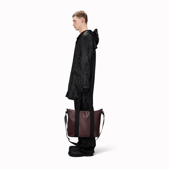 Rains' Tote Bag Mini W3 is a waterproof tote bag&nbsp;and an ideal companion for shopping trips&nbsp;as well as commuting to the office. Functional design elements include a full length coated zip for added water protection