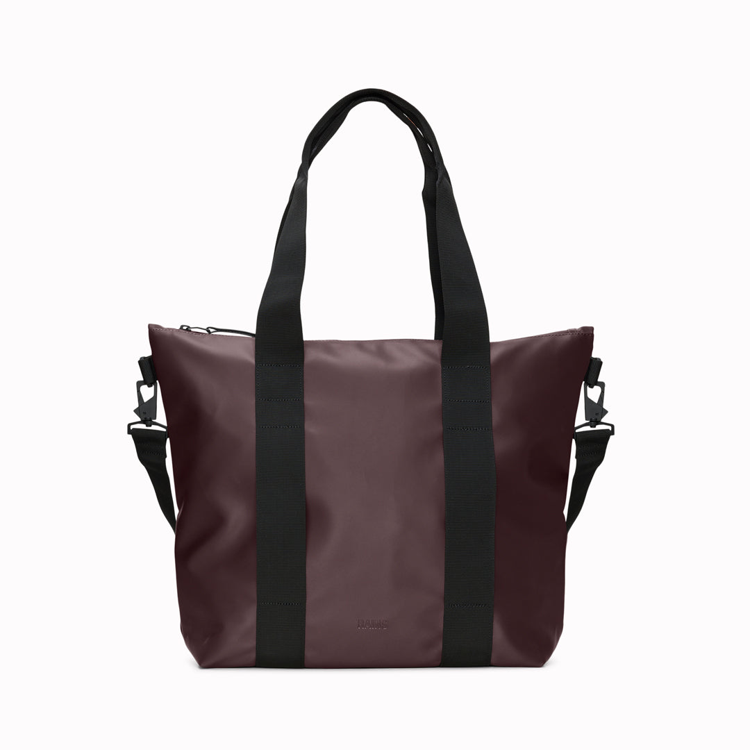 Rains' Tote Bag Mini W3 is a waterproof tote bag&nbsp;and an ideal companion for shopping trips&nbsp;as well as commuting to the office. Functional design elements include a full length coated zip for added water protection