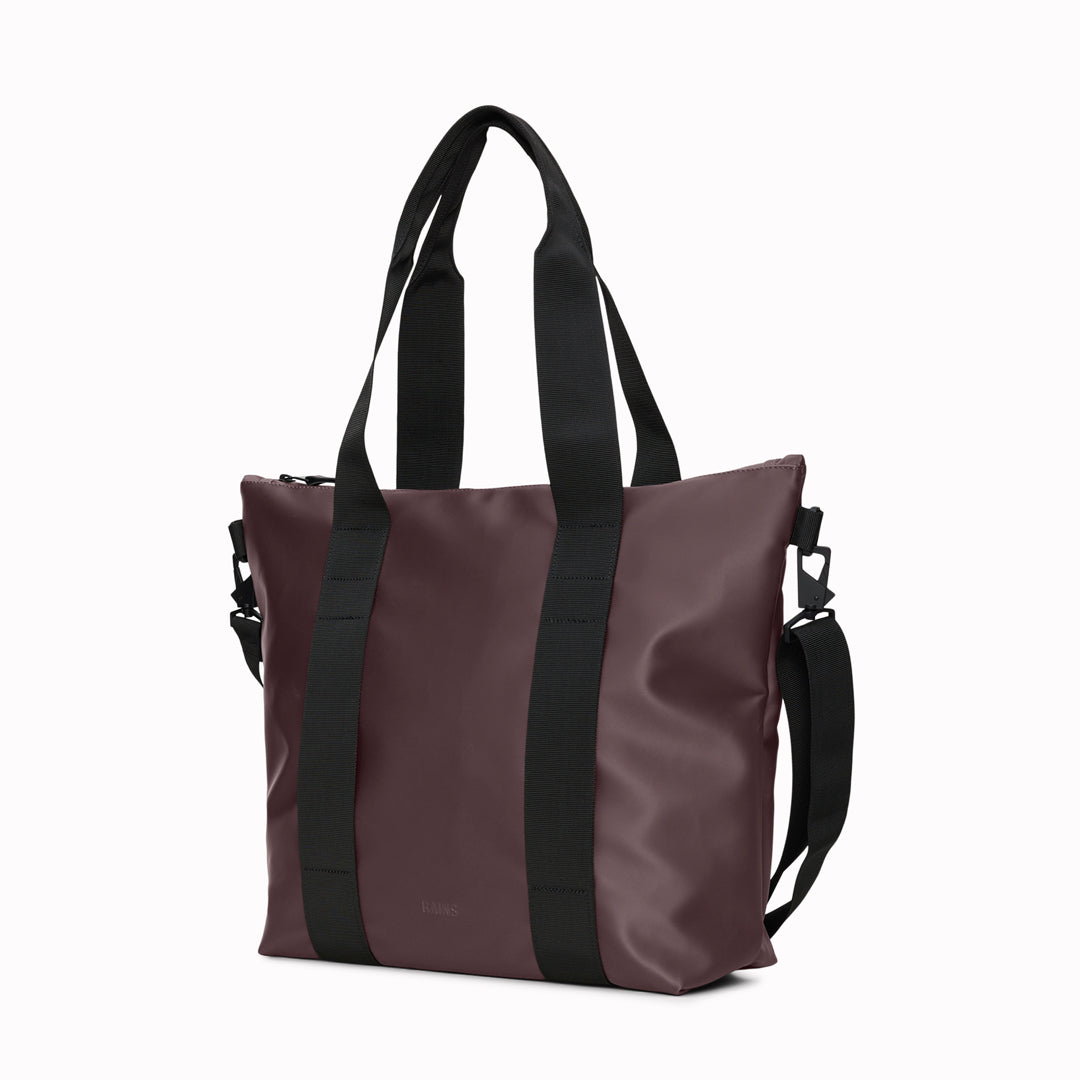 Rains' Tote Bag Mini W3 is a waterproof tote bag&nbsp;and an ideal companion for shopping trips&nbsp;as well as commuting to the office. Functional design elements include a full length coated zip for added water protection