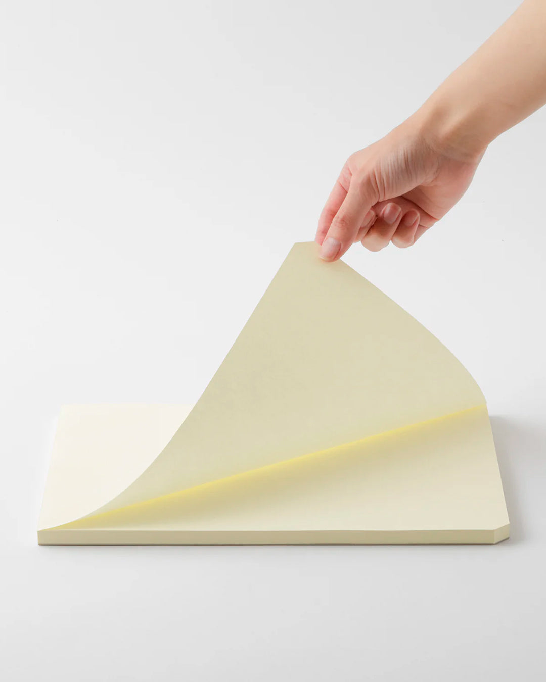MD Paper epitomises the subtlety, elegance and simplicity of design of good Japanese stationery, concentrating on the quality of material over branding or printed design.
