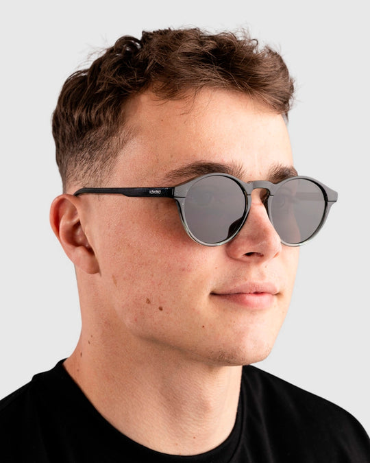 The Devon is one of Komonos' most popular styles. It has rounded shape with a slight cats eye and the Tealscape has a combination of gradient green frame and green lenses.