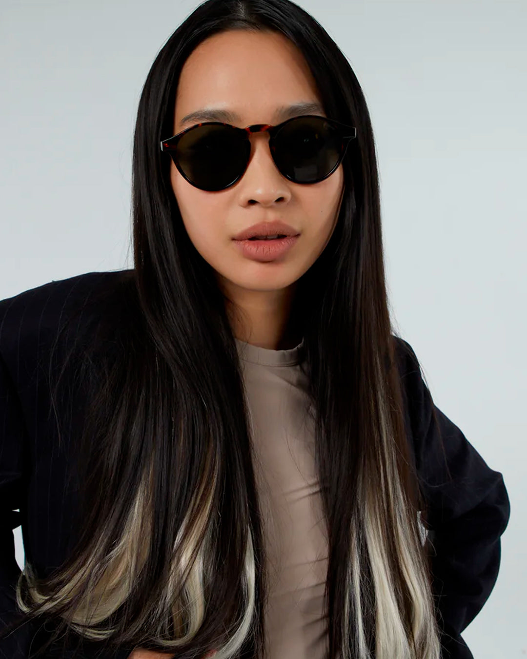 The Devon is one of Komonos' most popular styles. It has rounded shape with a slight cats eye and the Tortoise has a combination of tortoiseshell frame and solid grey lenses.