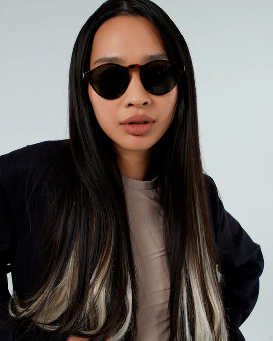 The Devon is one of Komonos' most popular styles. It has rounded shape with a slight cats eye and the Tortoise has a combination of tortoiseshell frame and solid grey lenses.