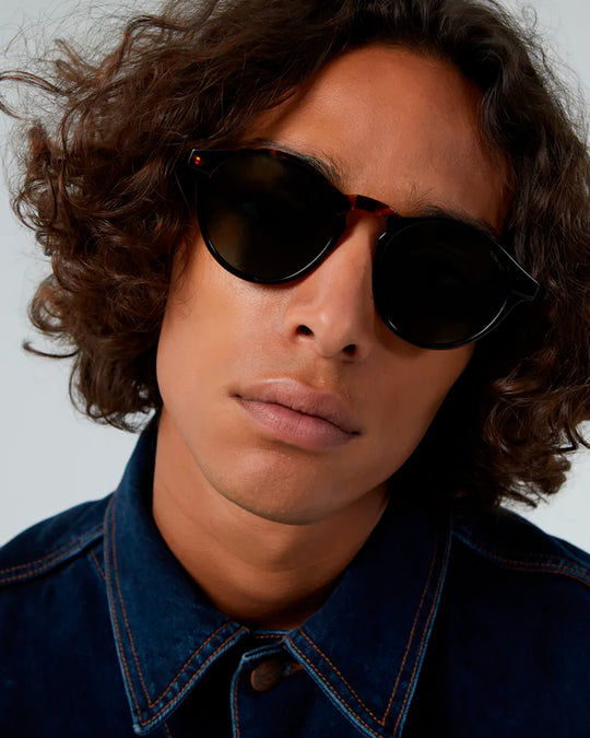 The Devon is one of Komonos' most popular styles. It has rounded shape with a slight cats eye and the Tortoise has a combination of tortoiseshell frame and solid grey lenses.