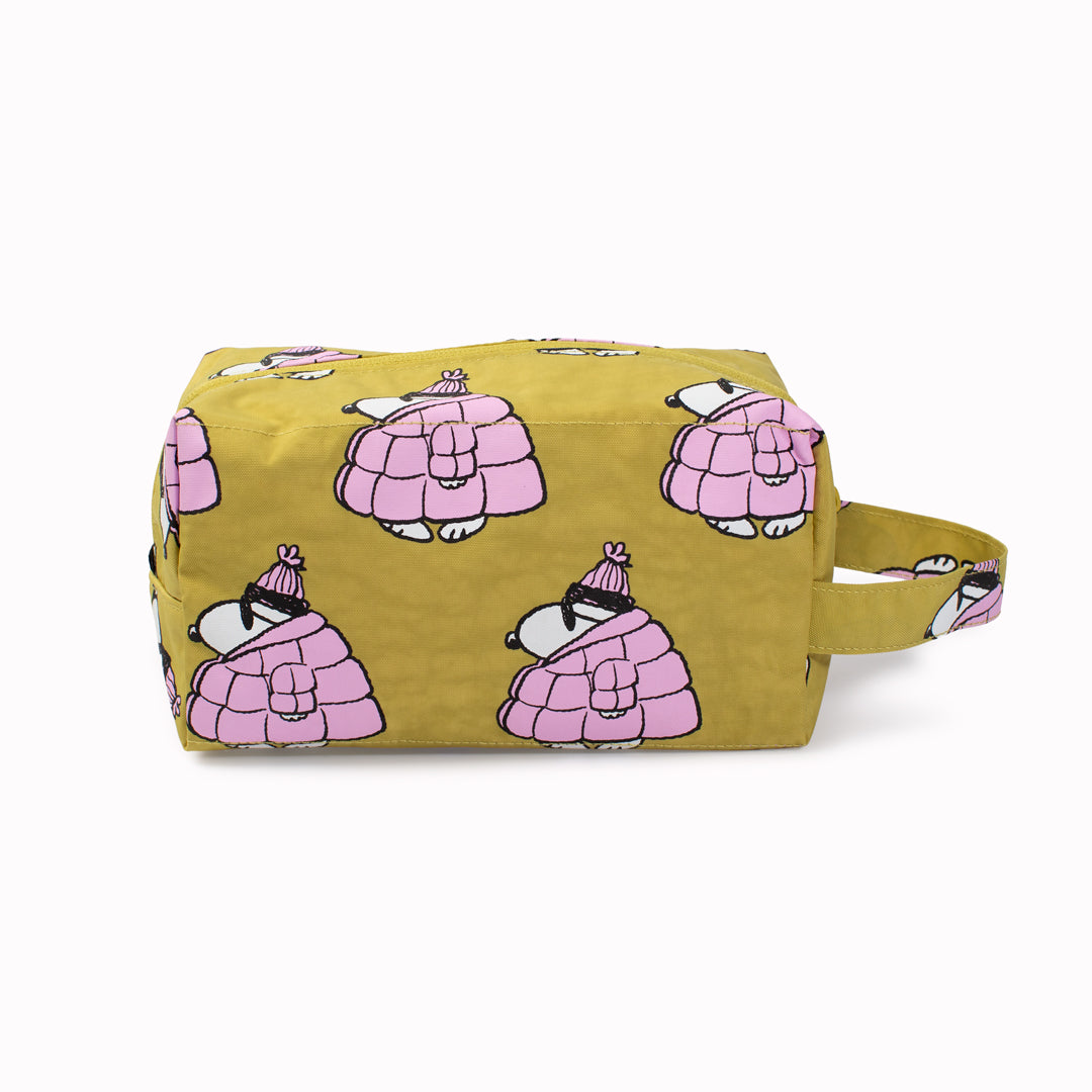 Puffer Snoopy design Dopp Kit toiletries bag by Baggu for all your travel essentials. Cube shaped pouch with full zip opening for easy access and visibility of your cosmetics and toiletries.
