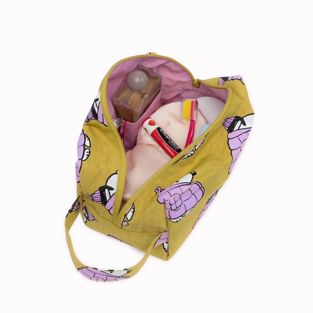 Puffer Snoopy design Dopp Kit toiletries bag by Baggu for all your travel essentials. Cube shaped pouch with full zip opening for easy access and visibility of your cosmetics and toiletries.&nbsp;