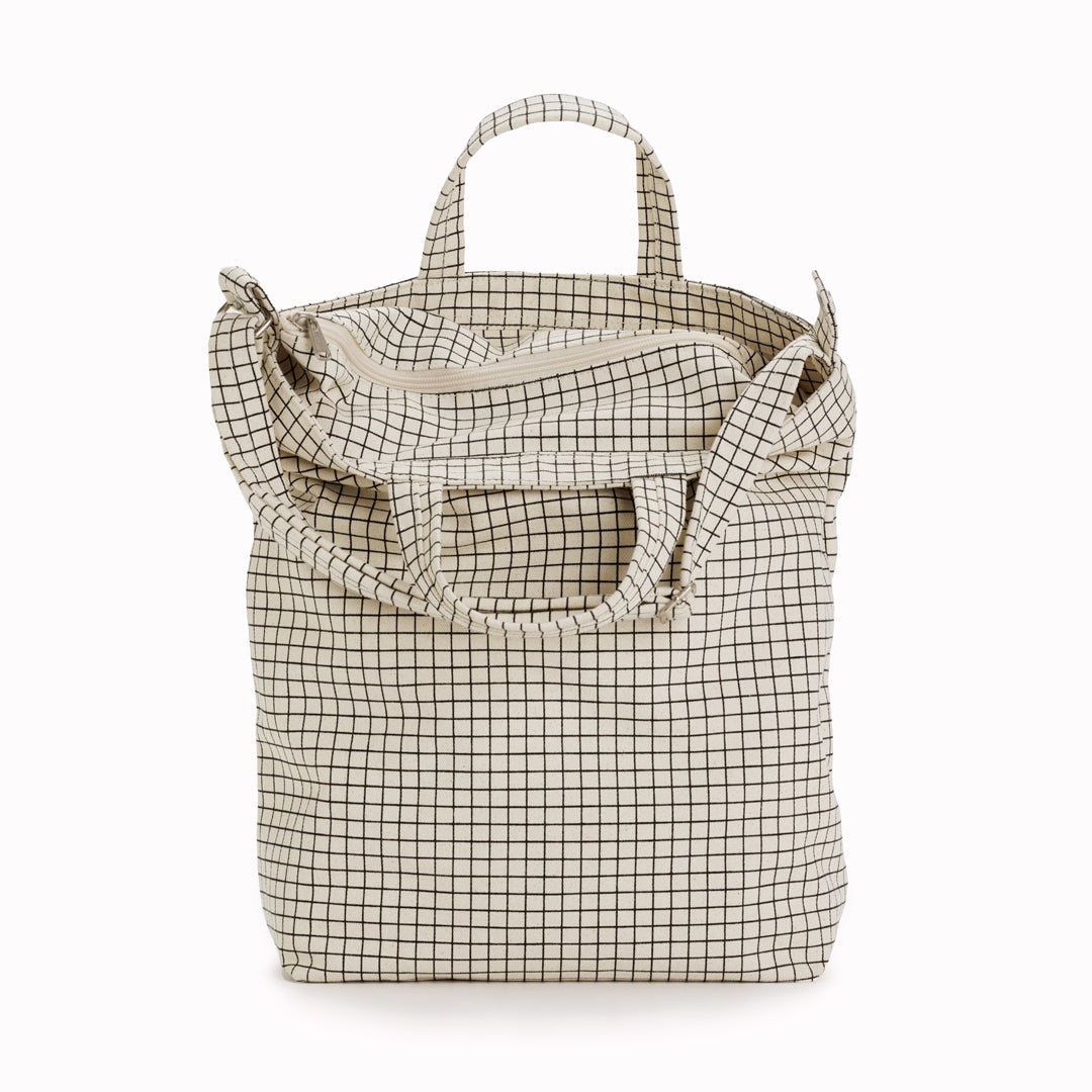 Natural Grid Duck Bag with Zip Clsoure from Baggu. Zip Detail