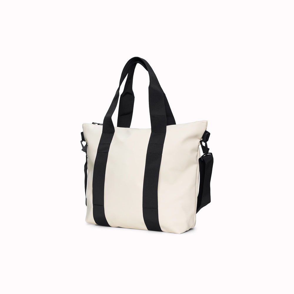 Rains' Tote Bag Mini W3 is a waterproof tote bag and an ideal companion for shopping trips as well as commuting to the office.