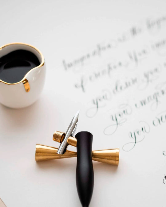 The oblique version positions the nib to naturally follow traditional calligraphy forms, helping achieve consistent thick and thin strokes with less adjustment.