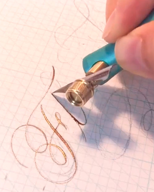 The oblique version positions the nib to naturally follow traditional calligraphy forms, helping achieve consistent thick and thin strokes with less adjustment.