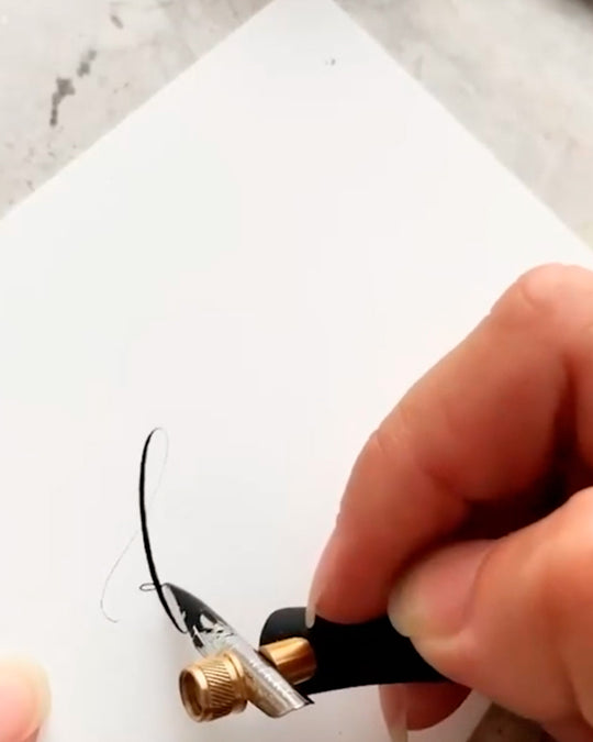 The oblique version positions the nib to naturally follow traditional calligraphy forms, helping achieve consistent thick and thin strokes with less adjustment.
