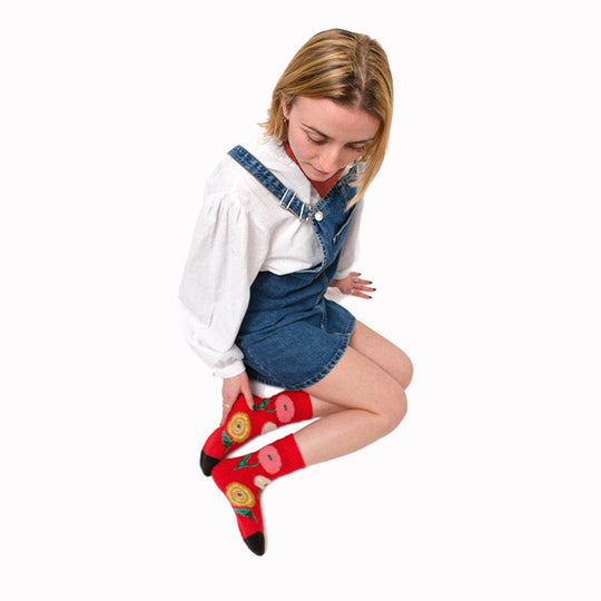 The French brand Bonne Maison creates high quality socks with Egyptian cotton and an elastane double thread. These fluffy mid-rise socks are machine washable at 30/40° C. The composition of these thin socks is : 62% wool, 37% polyamide, 1% elastane. This perfect mix offers to these fluffy socks warmth and comfort.