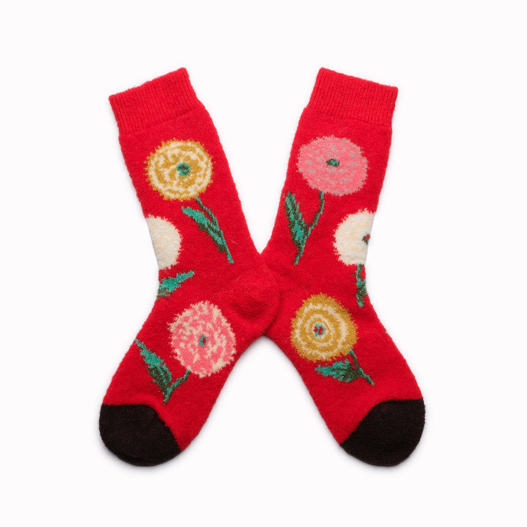 The French brand Bonne Maison creates high quality socks with Egyptian cotton and an elastane double thread. These fluffy mid-rise socks are machine washable at 30/40° C. The composition of these thin socks is : 62% wool, 37% polyamide, 1% elastane. This perfect mix offers to these fluffy socks warmth and comfort.