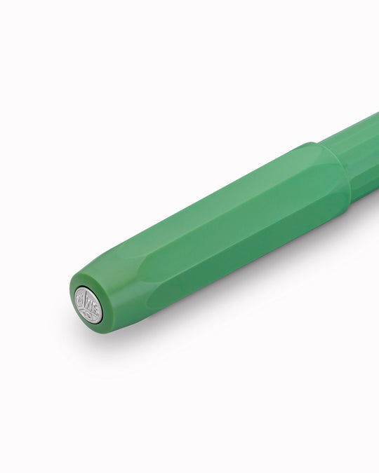 Jungle Green - Perkeo is designed as an accessible entry into the brand, it features a full-length, lightweight body with an ergonomic grip for comfortable writing.