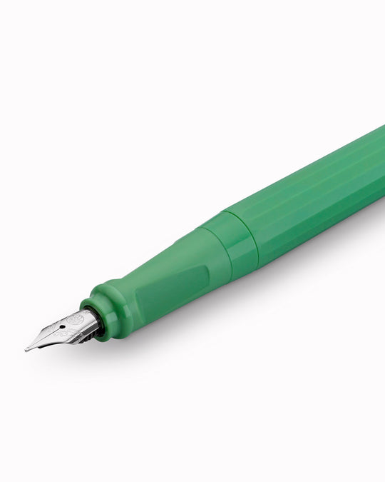 Jungle Green - Perkeo is designed as an accessible entry into the brand, it features a full-length, lightweight body with an ergonomic grip for comfortable writing.