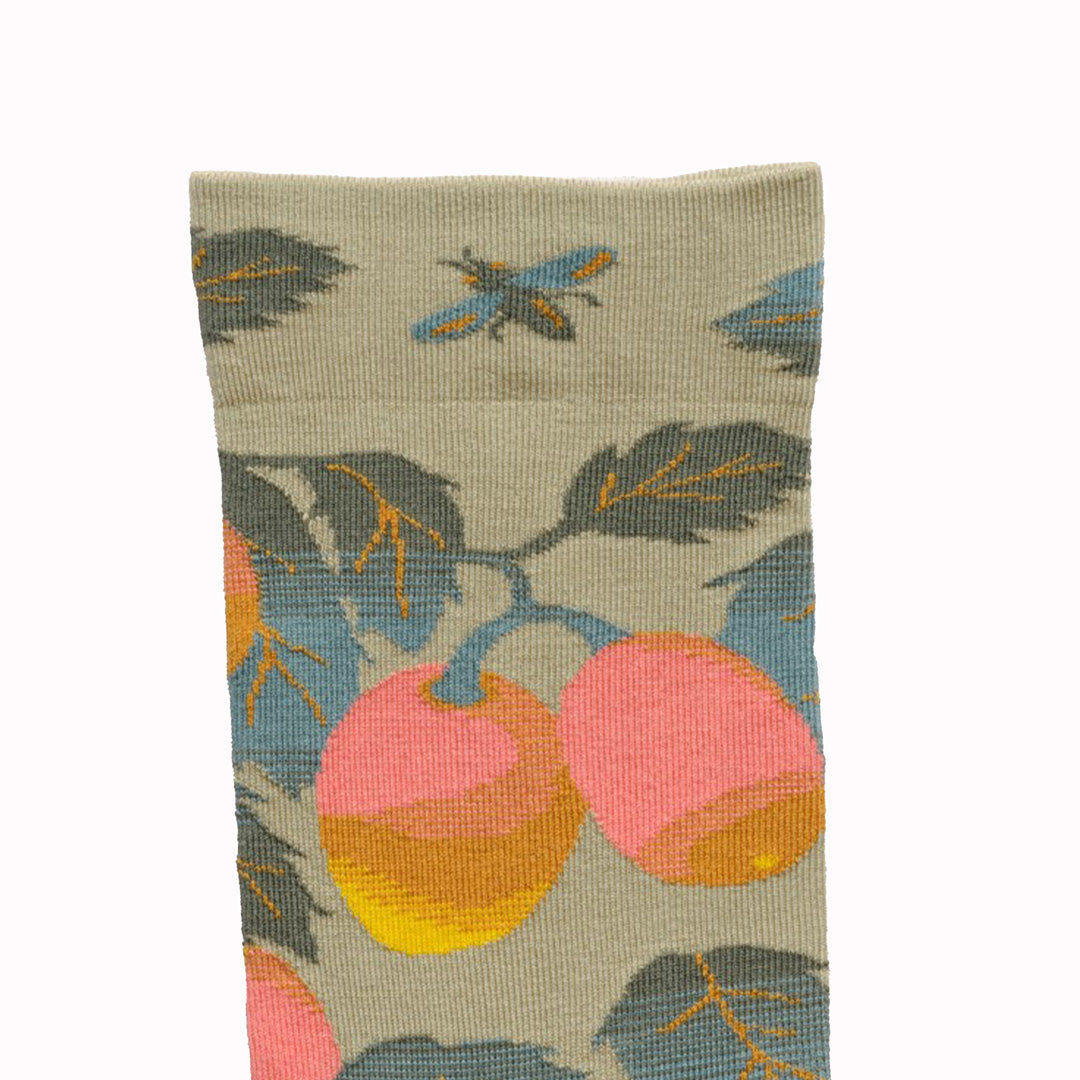 This Fruits Sage pair of mid-calf length socks is from the Le Poète collection