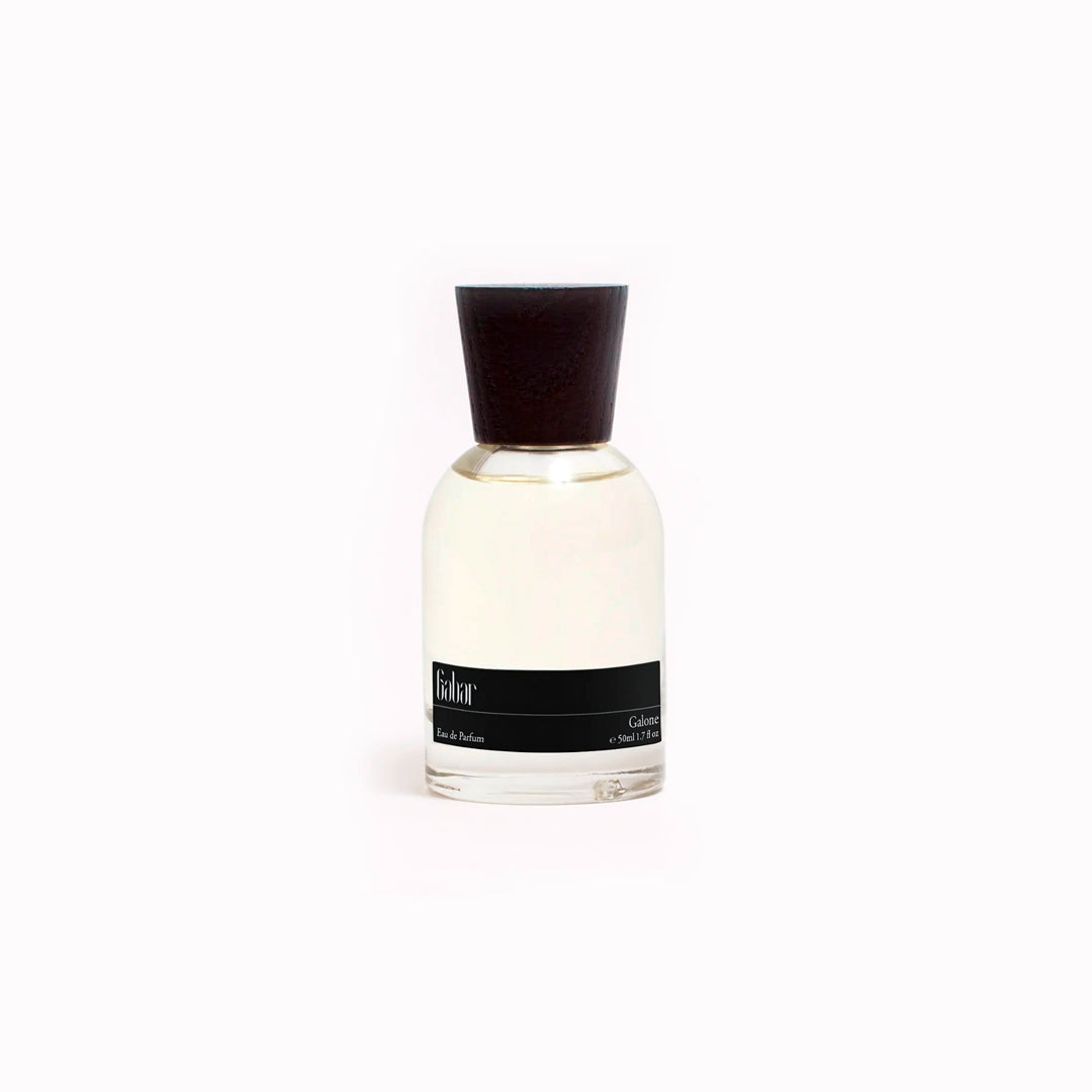 Galone moves through mineral salt, toasted sesame and warm amber with a soft sweetness that stays restrained rather than overtly gourmand. The composition feels dry, textured and slightly coastal, balancing roasted warmth against cleaner metallic and skin-like notes.