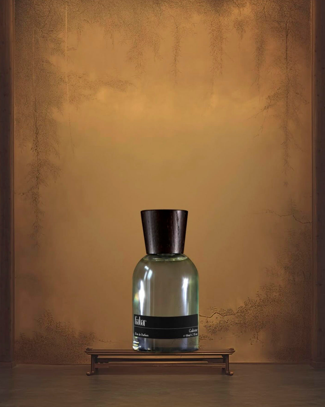 Galone moves through mineral salt, toasted sesame and warm amber with a soft sweetness that stays restrained rather than overtly gourmand. The composition feels dry, textured and slightly coastal, balancing roasted warmth against cleaner metallic and skin-like notes.