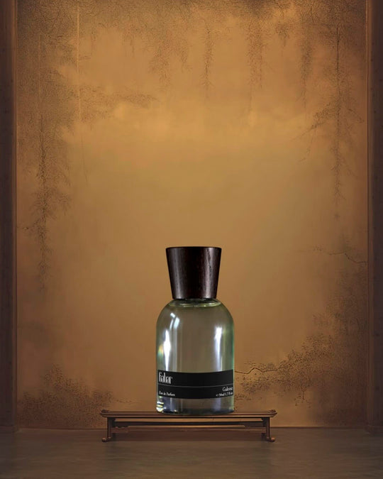 Galone moves through mineral salt, toasted sesame and warm amber with a soft sweetness that stays restrained rather than overtly gourmand. The composition feels dry, textured and slightly coastal, balancing roasted warmth against cleaner metallic and skin-like notes.