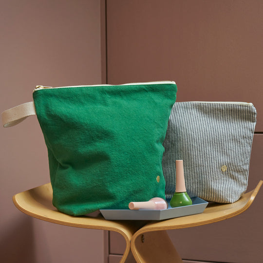 The medium toiletry bag in Gazon / Grass Green from French brand is a very practical and stylish travel wash or makeup bag. 