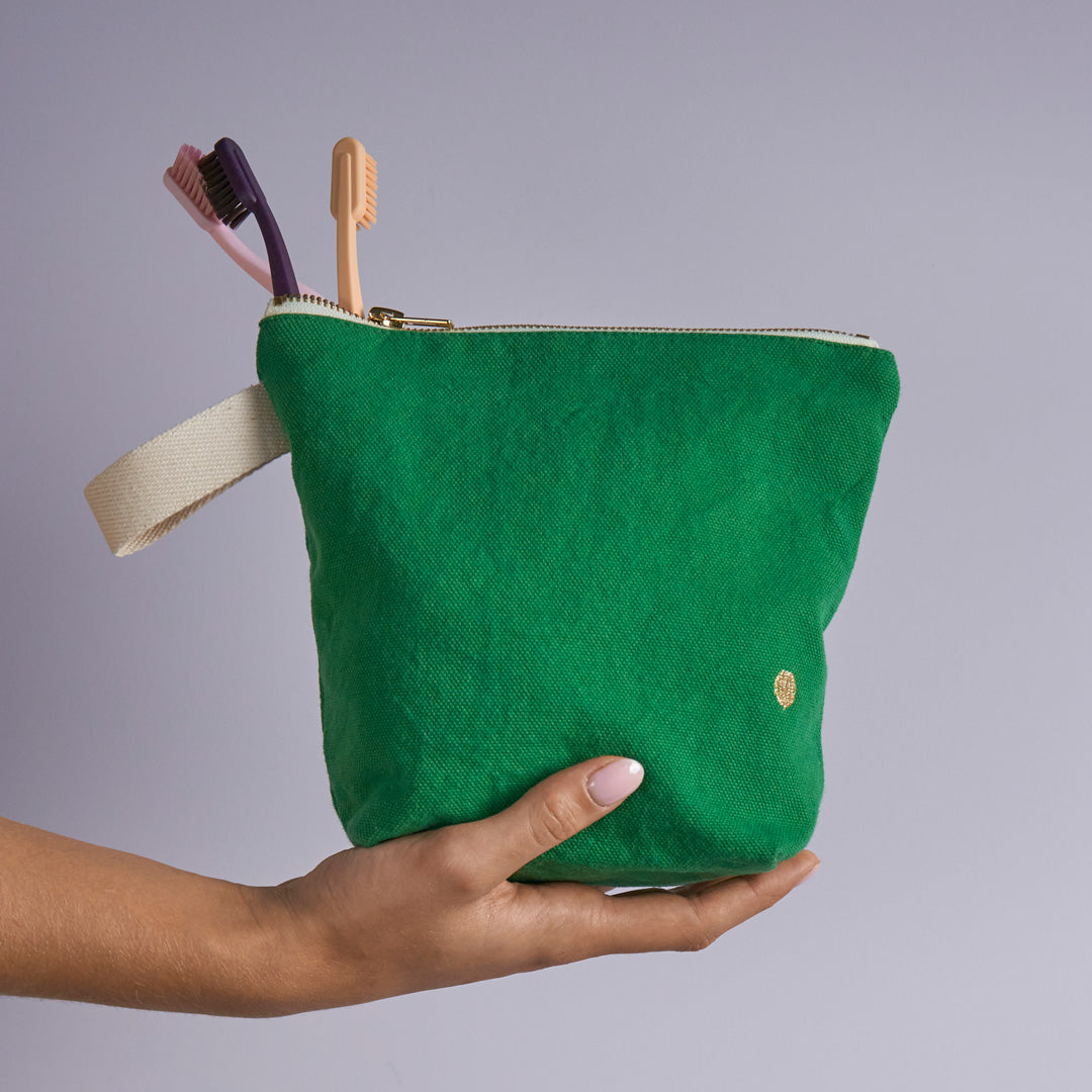 The medium toiletry bag in Gazon / Grass Green from French brand is a very practical and stylish travel wash or makeup bag. 