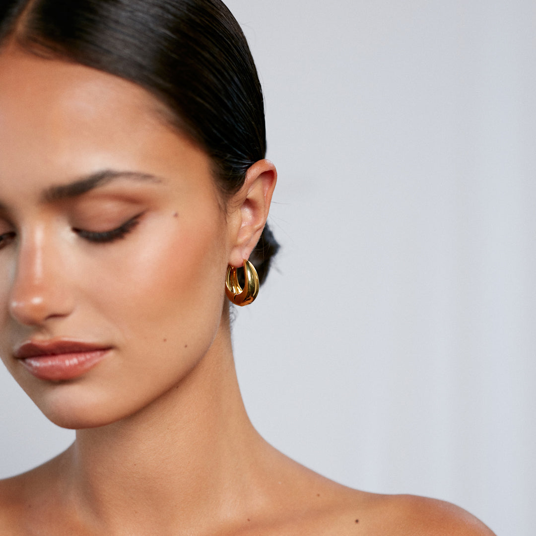 GOLDEN CURVE Bold delivers everyday elegance — light, luminous and endlessly wearable from morning to golden hour.
