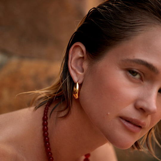 GOLDEN CURVE Bold delivers everyday elegance — light, luminous and endlessly wearable from morning to golden hour.