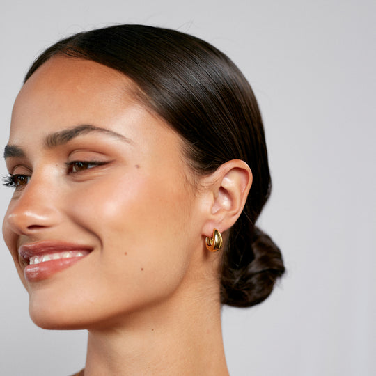 GOLDEN CURVE PETIT delivers everyday elegance — light, luminous and endlessly wearable from morning to golden hour.
