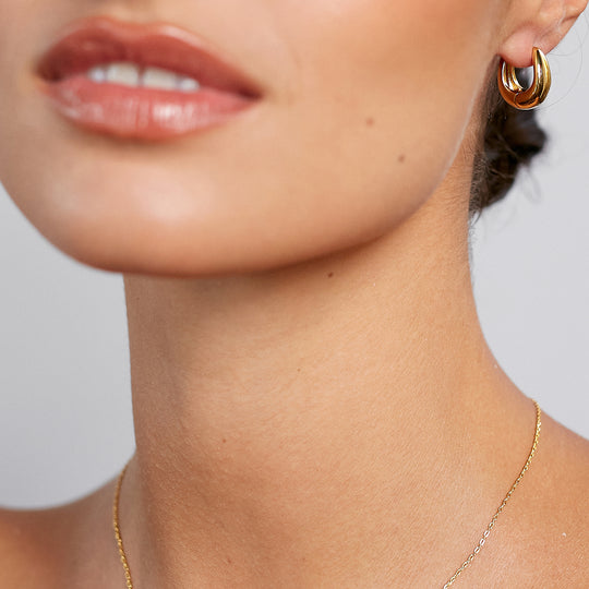 GOLDEN CURVE PETIT delivers everyday elegance — light, luminous and endlessly wearable from morning to golden hour.