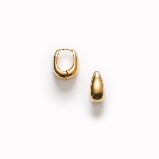 GOLDEN CURVE PETIT delivers everyday elegance — light, luminous and endlessly wearable from morning to golden hour.