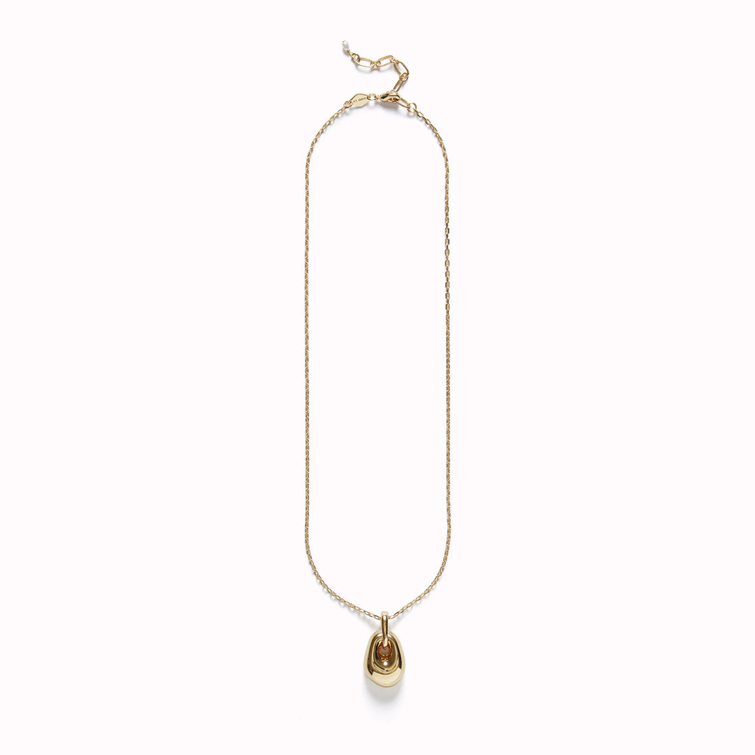 The Anni Lu golden pebble necklace is a stunning necklace that captures the essence of oceanic beauty. Inspired by the smooth, rounded stones of Pebble Beach in California