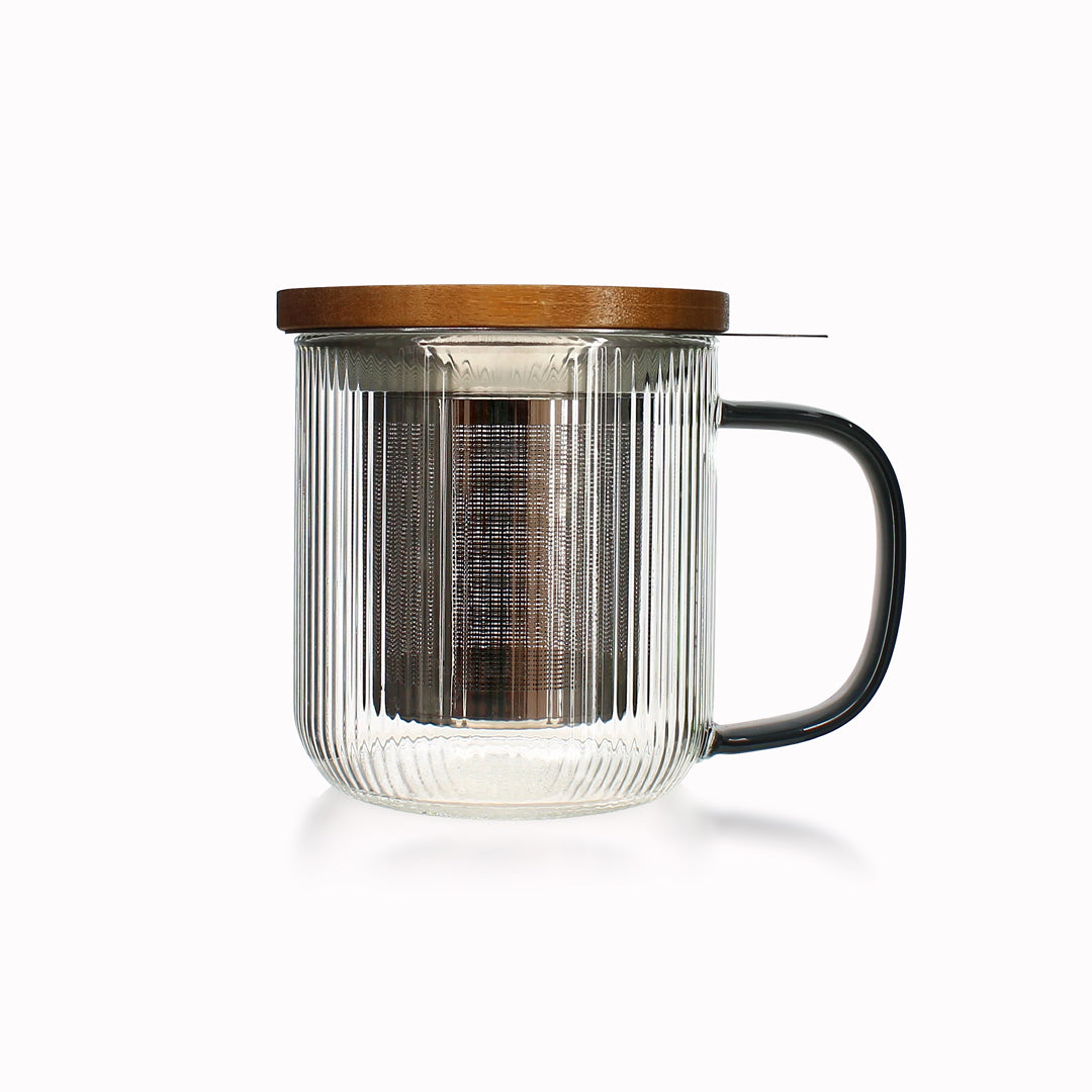 Tea for one in a borosilicate glass teapot mug with graphite grey handle, by French brand Ogo Living. Topped with a wooden lid to keep your tea warm while it brews.